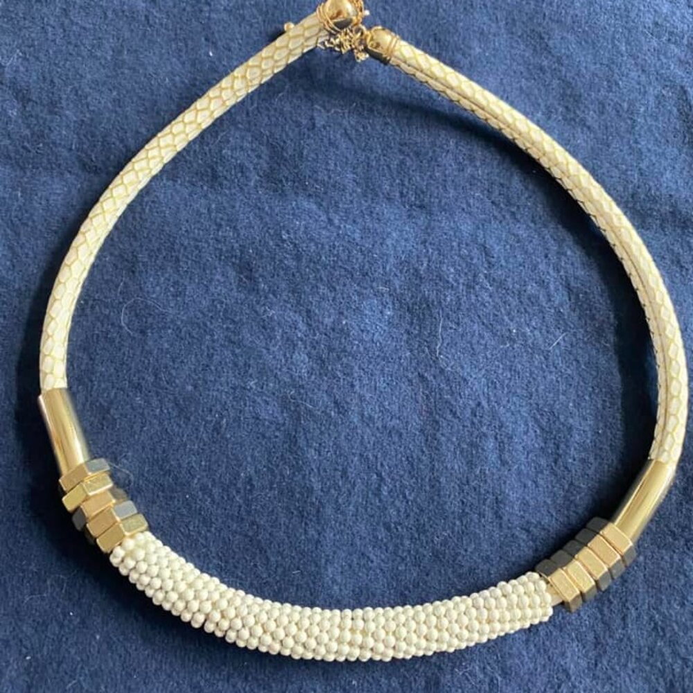 Choker style necklace "NEW"